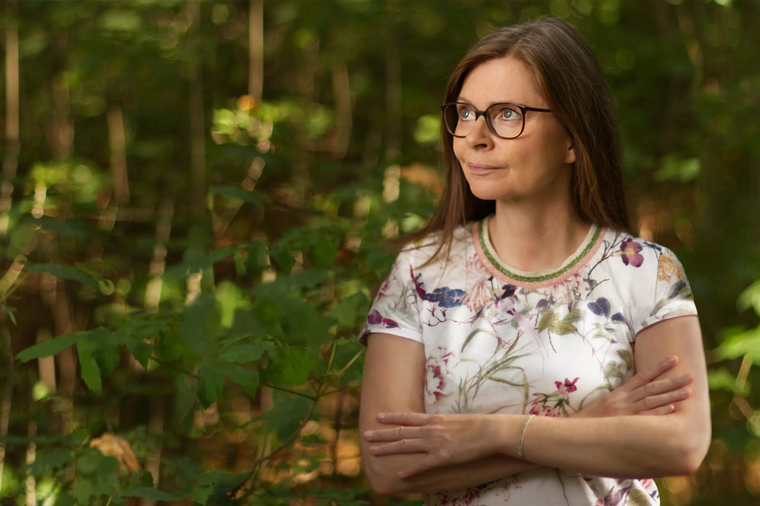 Coach Andrea Lessnow nachdenklich im Wald